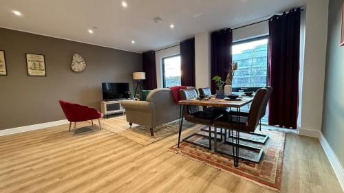 Ruang duduk di Superb Apt at the Marina