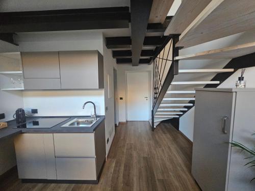 Η κουζίνα ή μικρή κουζίνα στο Mezzago Royal Suites