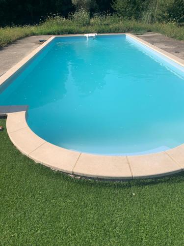 une vue de tête sur une piscine bleue avec un trottoir dans l'établissement Villa Avignon la barthelasse, à Avignon