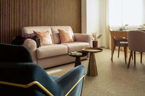 カステル・ディ・サングロにあるPalazzo Indacoのソファとテーブルのあるリビングルーム
