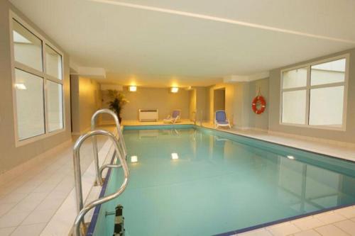 une grande piscine dans un immeuble dans l'établissement Chez Juliette, à Levernois