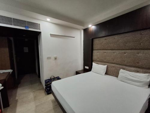 Postel nebo postele na pokoji v ubytování Delhi - Hotel City Height - Delhi NCR ID not accepted