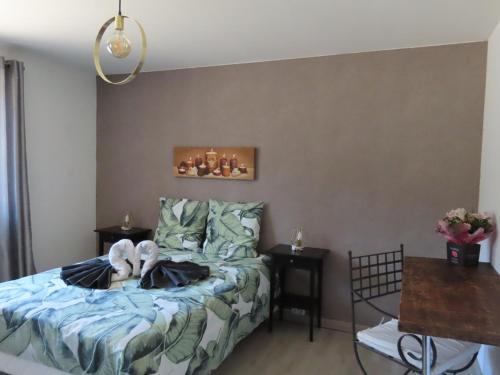 une chambre avec un lit avec une couette bleue dans l'établissement Chez Philippe et Anne, à Saint-Sulpice