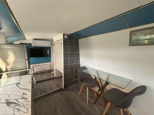 Posezení v ubytování Couples Getaway Bus