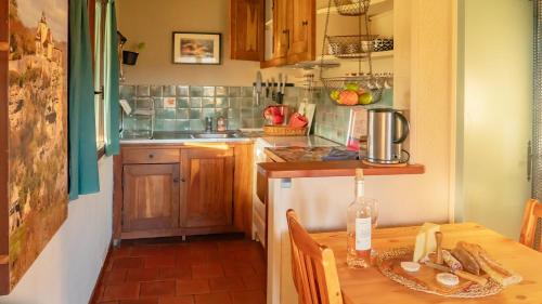 - une cuisine avec une table en bois et un comptoir dans l'établissement Ferienhaus Chalet Natur und Erholung an der Dordogne, à Payrac