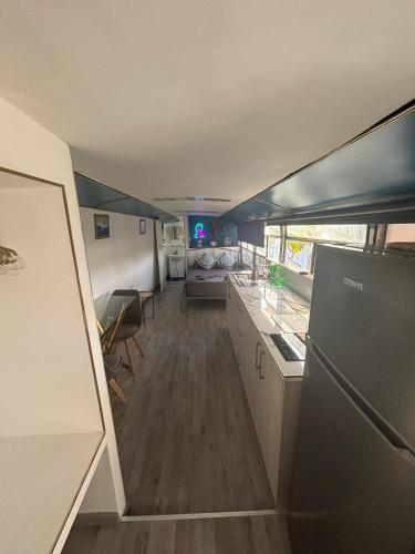 vista su una cucina e su un soggiorno di un camper di Couples Getaway Bus a Klorakas