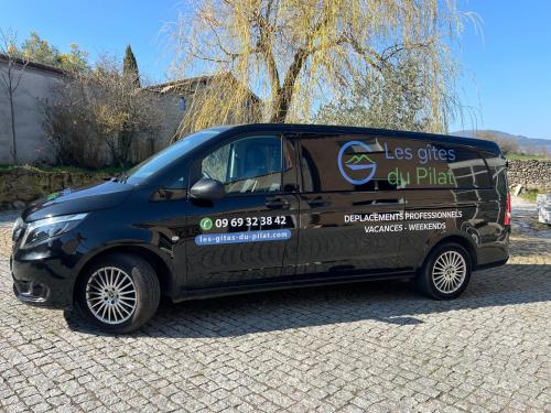 une camionnette noire garée sur une route en briques dans l'établissement Beau logement 4 chambres, à Roisey