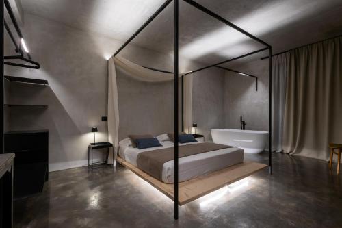 a bedroom with a bed and a bath tub and a tub at Casa Plenilia in Pianella