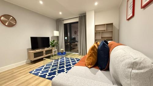 TV a/nebo společenská místnost v ubytování Bright and spacious Apartment