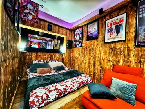 une chambre avec un lit et un canapé dans l'établissement Romantic Room - Studio Jardin - Proche Disneyland Paris, à Crécy-la-Chapelle