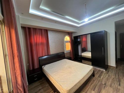 um quarto com uma cama em um quarto em Duplex for rent in Choueifat, Fifth Settlement em Cairo