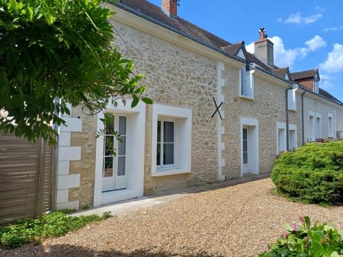 une maison avec des fenêtres blanches et une allée. dans l'établissement Clos de Rosnay, à Saint-Avertin