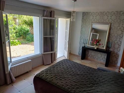 - une chambre avec un lit, 2 fenêtres et un miroir dans l'établissement Clos de Rosnay, à Saint-Avertin