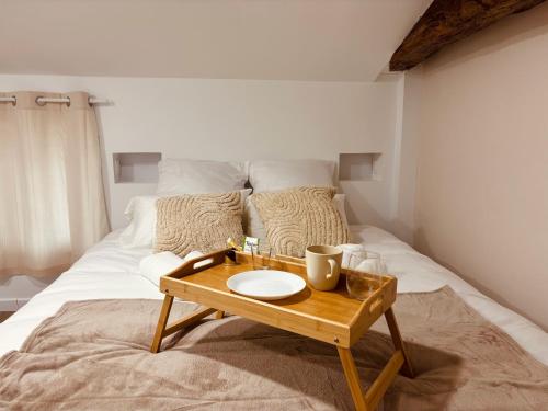 - un lit avec une table en bois devant un lit dans l'établissement LE C0C00NING - Centre ville, à Marmande