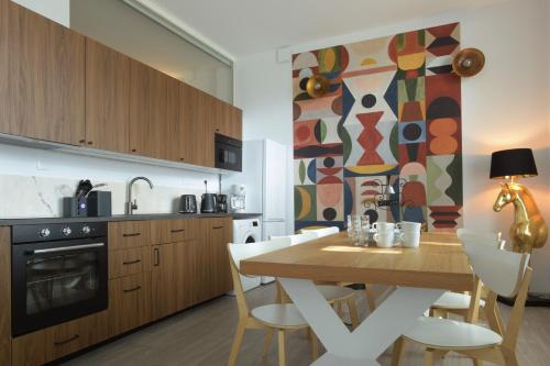 une cuisine avec une table en bois et une salle à manger dans l'établissement Au Cheval Blanc - Appartement Familial 6P Parking privé proche Colmar Centre, à Colmar