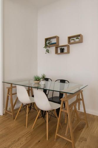 une salle à manger avec une table et des chaises en verre dans l'établissement Le numéro 5 de Marseille, à Marseille