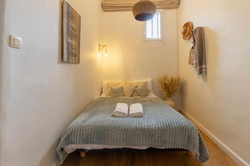 - une chambre dotée d'un lit avec deux chaussures blanches dans l'établissement Le numéro 5 de Marseille, à Marseille