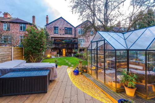 Κήπος έξω από το Unique Home in Northenden Urban Oasis sleeps 8