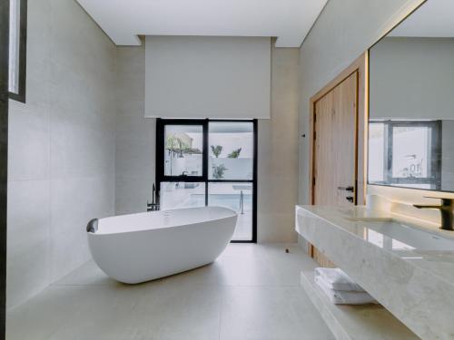 Un baño de 10 Pool Villa