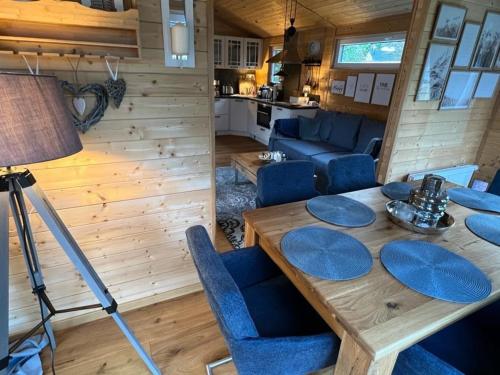 una sala da pranzo e un soggiorno con tavolo e sedie di Tiny House "Wolke 7" a Göhren-Lebbin