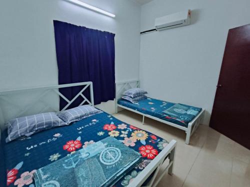 Katil atau katil-katil dalam bilik di Homestay Lumut Perak