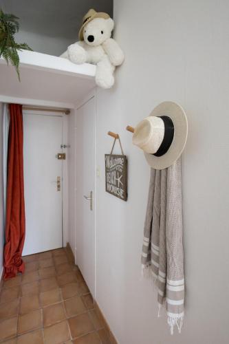 un ours en peluche assis sur une étagère dans un couloir dans l'établissement Le numéro 5 de Marseille, à Marseille