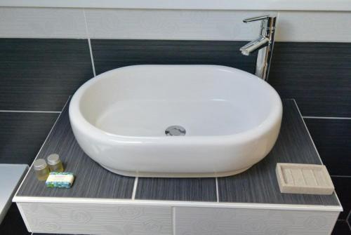 een badkamer met een witte wastafel in een kamer bij Heatherlea Holiday Cottage in Otterburn