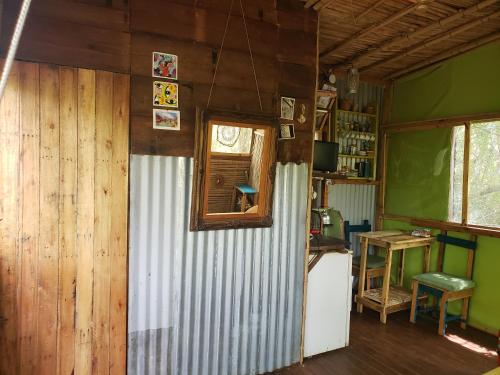 Η κουζίνα ή μικρή κουζίνα στο Espacio Las Abejas Cabaña El Sauce