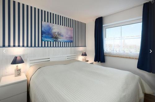 a bedroom with a white bed and a window at Neustein 07 in Stein