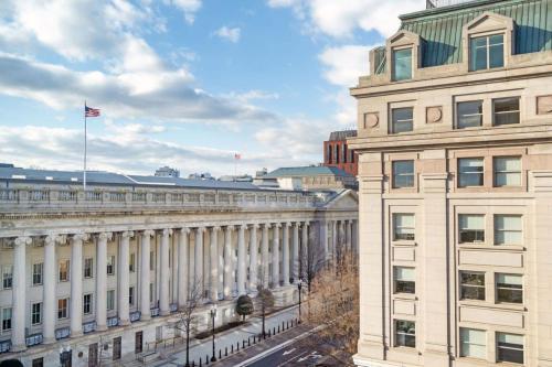 a building with an american flag on top of it at Hotel Washington in Washington