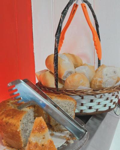 un cesto di pane e un cesto di pane di Hostel Big Ben a Paranapiacaba