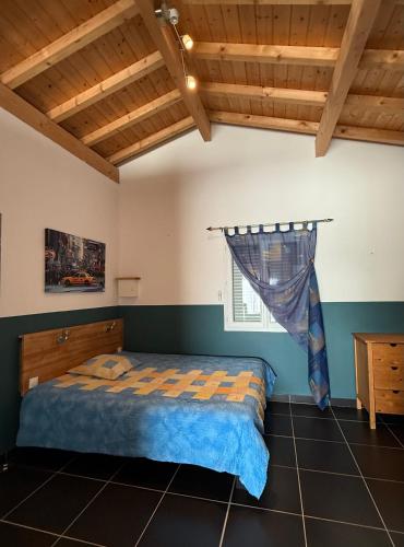 une chambre avec un lit et une fenêtre dans l'établissement Mon Hacienda, à Caumont