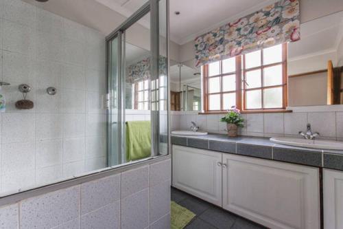 Bathroom sa Sandown Estate Apartment