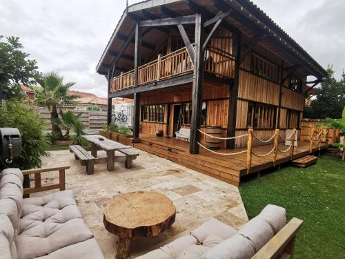 Maison bois, entre ville et lac