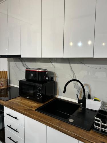 A kitchen or kitchenette at Ultracentral Apartment in the heart of Cluj