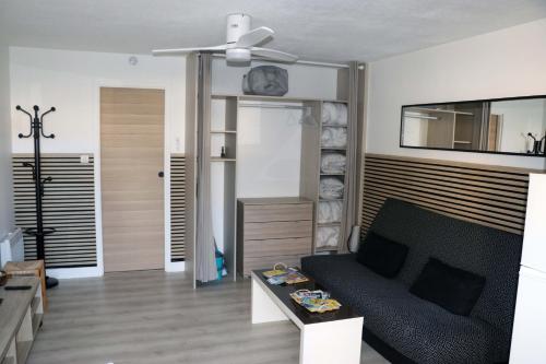 un salon avec un canapé et une table dans l'établissement Apt 4 couchages proche plage dans residence, au Cap d'Agde