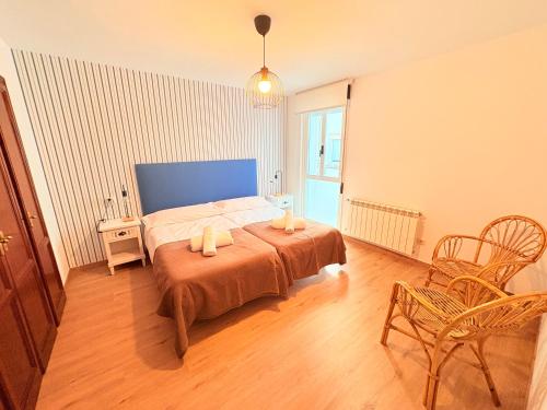 une chambre avec un lit avec deux bougies dessus dans l'établissement Balcón de la ría de Ribadesella, à Ribadesella