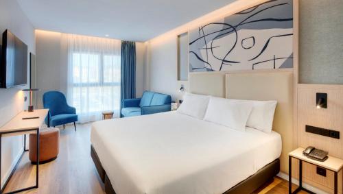 Ένα ή περισσότερα κρεβάτια σε δωμάτιο στο Sercotel Rosaleda Málaga