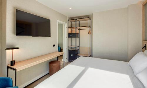Ένα ή περισσότερα κρεβάτια σε δωμάτιο στο Sercotel Rosaleda Málaga