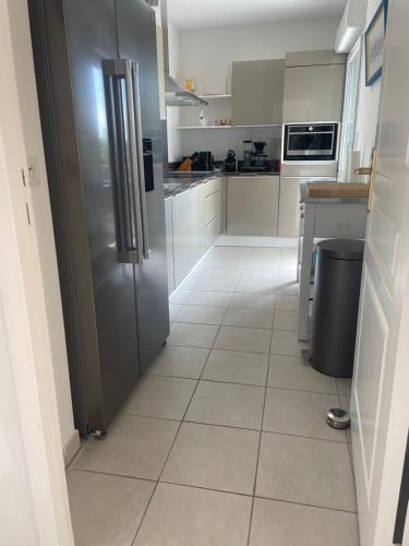 Il comprend une cuisine équipée d'un réfrigérateur. dans l'établissement 77 m3 2 chambres emplacement premium, à Agay