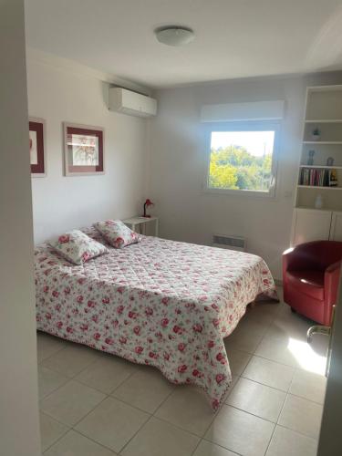 - une chambre avec un lit, une fenêtre et une chaise rouge dans l'établissement 77 m3 2 chambres emplacement premium, à Agay