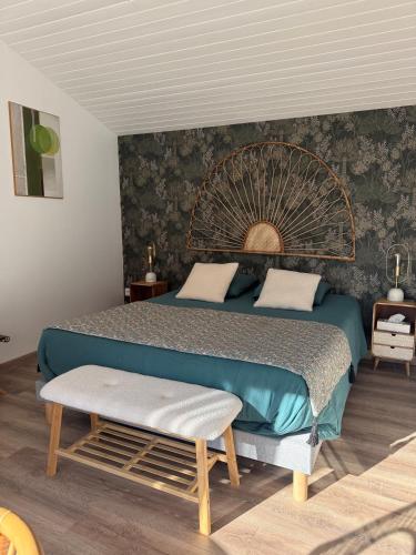 - une chambre avec un grand lit et un grand ventilateur mural dans l'établissement INSTANT ZEN, à Saint-Vivien-de-Médoc