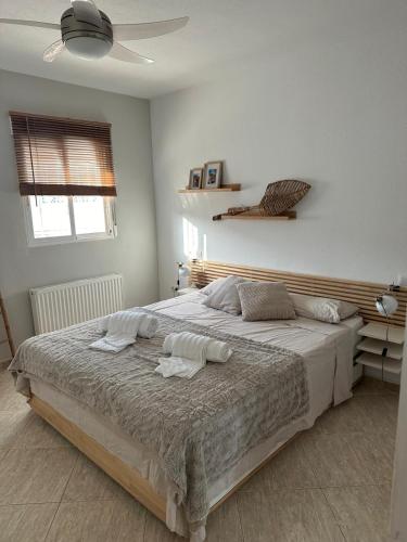 a bedroom with a large bed and a ceiling at Villa ensoleillée in Ifach