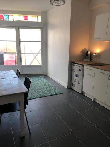 une cuisine avec une table et une table ainsi qu'une cuisine avec dans l'établissement 2 pieces proche du métro, à Romainville