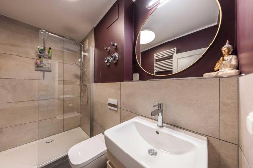 a bathroom with a sink and a mirror at Haus Baltic App 28 - Seeblick, zentral, Fahrstuhl und wenige Minuten zum Strand in Ostseebad Sellin