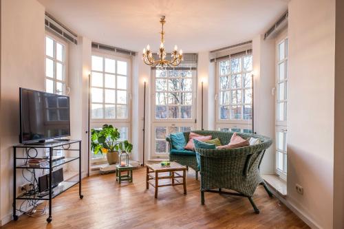 a living room with a couch and a tv at Haus Baltic App 28 - Seeblick, zentral, Fahrstuhl und wenige Minuten zum Strand in Ostseebad Sellin