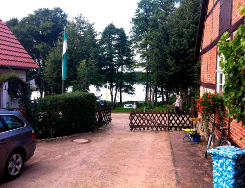 Un jardín fuera de Wohnung in Ulrichshusen