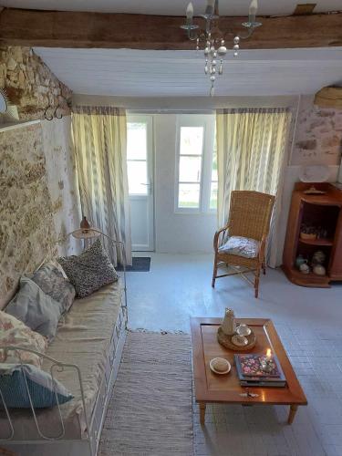 un salon avec un canapé et une table basse dans l'établissement Mini loft, Sainte Hermine, à La Chapelle-Thémer