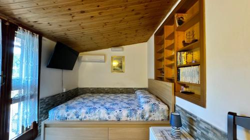 a bedroom with a bed in a small room at Casa Matilda sul mare in Quartu SantʼElena