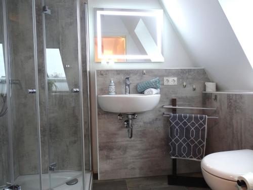 ダーメにあるLütt Plambeck-Appartement Petra DG 4の洗面台とシャワー付きのバスルーム